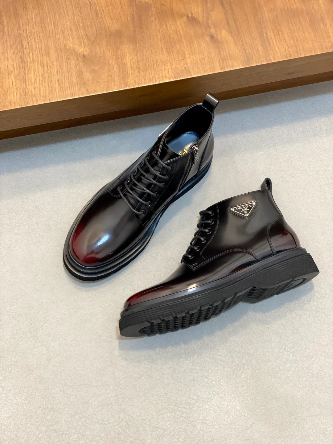 Men's men's shoes💰900 Prada/Prada Thick-soled formal wear shipped, same style at the counter, top-quality goods produced in Dongguan, those who know the goods should hurry up and start! New men's casual leather shoes, imported calfskin, shiny and translucent leather, uniform leather holes, fine texture, splicing and sewing technology, soft, comfortable and wrinkle-free, elegant Derby shoe shape, thickened and heavy-duty made, high-quality products that kill all currencies in the market, standard gold-label cowhide feet, calfskin lining, thickened rubber sole, durable and wear-resistant, ultra-light material, extremely comfortable for the upper foot, smooth surface, splicing lines, two styles to choose from, complete packaging! Size: 39-40-41-42-43-44 (45 customized) leather shoes